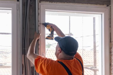 Apartman tamiri kavramı. Yenileme, yenileme, uzatma, restorasyon, yeniden yapılanma ve inşaat (modernizasyon) altında bulunan evde (bina) yeniden yapılanma ().