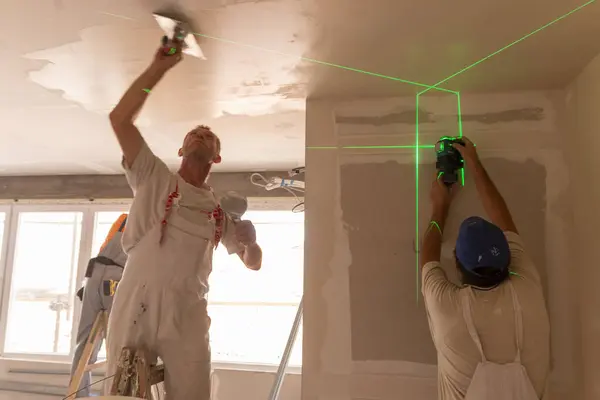 Apartman inşaatı ya da tadilatı. Ev yenileme işçileri. Apartman geliştirme ya da restorasyon işleri.