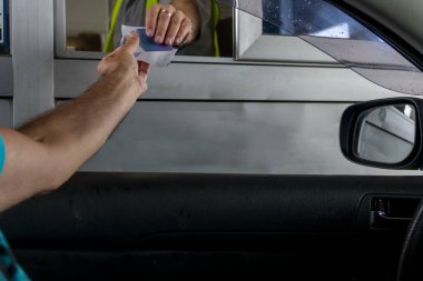 Yol parası ve banka kartıyla birlikte yolda. Karayolu taşımacılığında ve ücretli yollarda yeni teknolojiler kavramı.