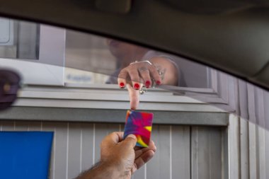 Ücretin ödemesi yolda. Karayolu taşımacılığında ve ücretli yollarda yeni teknolojiler kavramı.