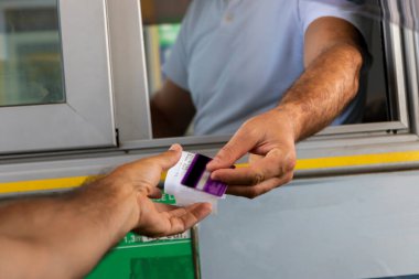 Ücretin ödemesi yolda. Karayolu taşımacılığında ve ücretli yollarda yeni teknolojiler kavramı.