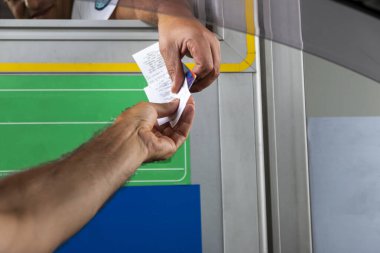 Ücretin ödemesi yolda. Karayolu taşımacılığında ve ücretli yollarda yeni teknolojiler kavramı.