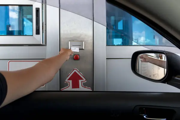 Yol parası ve banka kartıyla birlikte yolda. Karayolu taşımacılığında ve ücretli yollarda yeni teknolojiler kavramı.