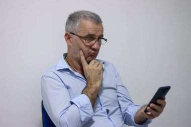 Ofis çalışanı kötü haberler aldı. Depresyonda ve yorgun. İnternetten kötü haberler okuyor.