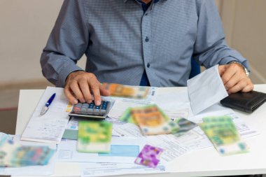 Ev finansmanı ya da fatura ya da faturadan alınan vergi giderlerini hesaplamakla meşgul olan işadamlarının kapatılması.