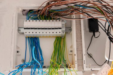 Dairedeki elektrik paneli beyaz bir duvarda. Sigorta kutusu