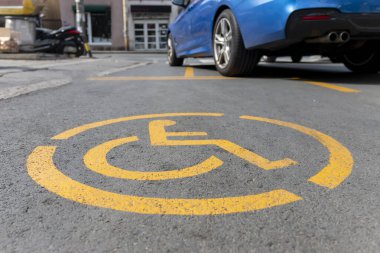 Sadece engelli sürücüler için park yeri. PWD için boş park alanı; yol işaretleri ve bilgi işareti ile gösterilir. Engelli kişi için uyarlanmış alanlar. İçerme.