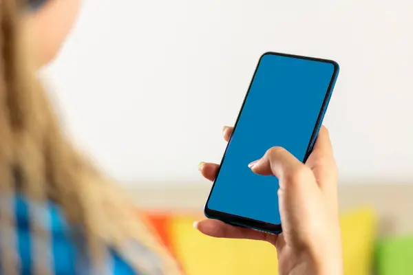 Kadın el ele tutuşan telefon. İnternet üzerinden mobil alışveriş uygulaması kullanan genç kız müşteri alışverişi cep telefonu ödemeleri ile satın almayı seçiyor.