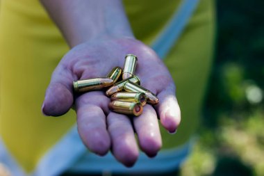 Arka planda yeşil alan olan mermiler.