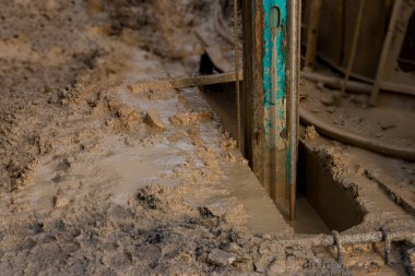 Yeraltı diyaframı duvar hidrolik tutuşu. Sürükleme, sürükleme hattı ya da temel çalışması için görev döngüsü vinç makinesi. Yakalama sistemi kullanılarak diyafram duvarı inşaatı.