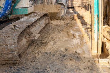 Yeraltı diyaframı duvar hidrolik tutuşu. Sürükleme, sürükleme hattı ya da temel çalışması için görev döngüsü vinç makinesi. Yakalama sistemi kullanılarak diyafram duvarı inşaatı.