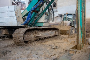 Yeraltı diyaframı duvar hidrolik tutuşu. Sürükleme, sürükleme hattı ya da temel çalışması için görev döngüsü vinç makinesi. Yakalama sistemi kullanılarak diyafram duvarı inşaatı.