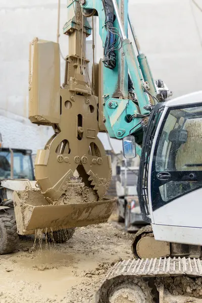 Yeraltı diyaframı duvar hidrolik tutuşu. Sürükleme, sürükleme hattı ya da temel çalışması için görev döngüsü vinç makinesi. Yakalama sistemi kullanılarak diyafram duvarı inşaatı.