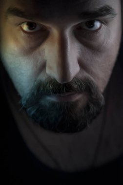 Karanlıkta Sakallı Olgun Adam Profili