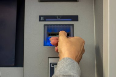 Atm para çekmek için kredi kartı kullanarak kadın el