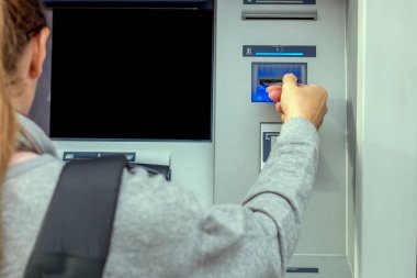 atm de kredi kartından para çekme sırt çantası kadınla.