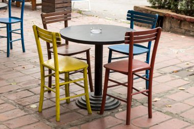 masa ve sandalye ile kahve Teras sokak görünümü