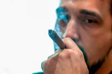 Ağızda yanan puro ile adam profilinde Closeup yüz.