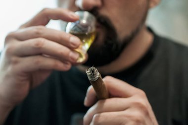 Ağızda yanan puro ile adam profilinde Closeup yüz.