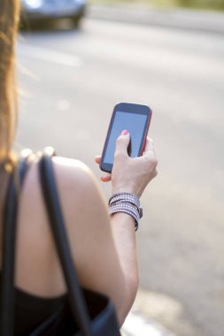 İş kadını yazarak metin mesajı açık havada görünümünü kapat