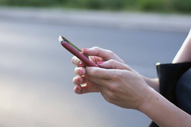 İş kadını yazarak metin mesajı açık havada görünümünü kapat