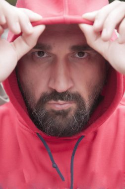 Ciddi hoodie ile yetişkin adam portresi