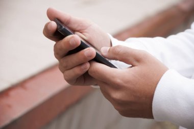 Açık havada metin mesajı yazarak erkek elleri görünümü yakın