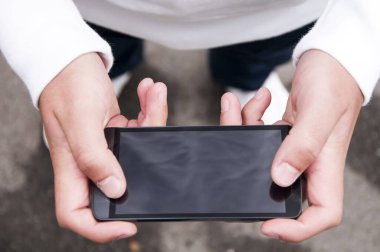 Açık havada metin mesajı yazarak erkek elleri görünümü yakın