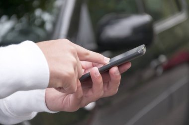 Açık havada metin mesajı yazarak erkek elleri görünümü yakın