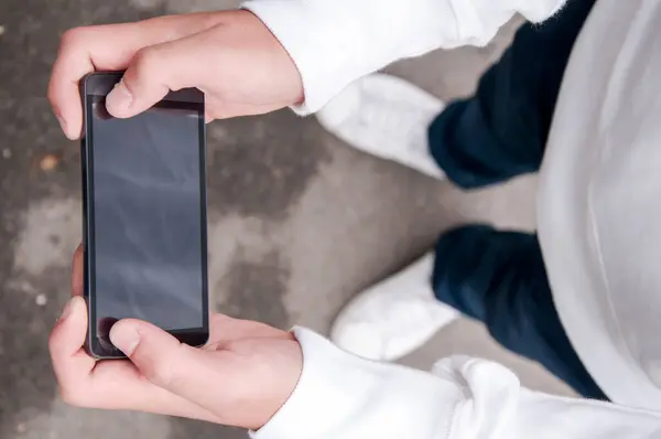 Açık havada metin mesajı yazarak erkek elleri görünümü yakın