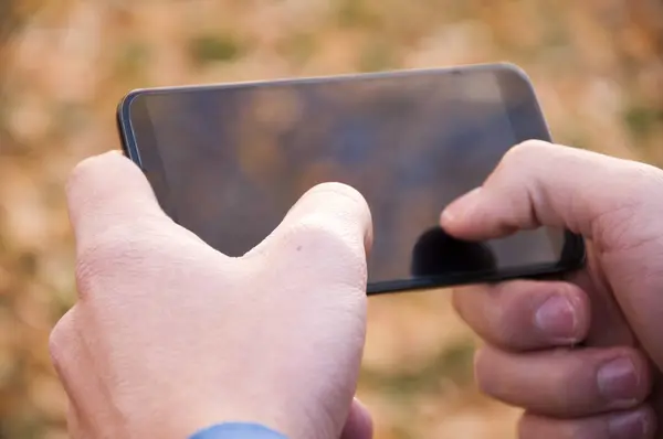 Açık havada metin mesajı yazarak erkek elleri görünümü yakın