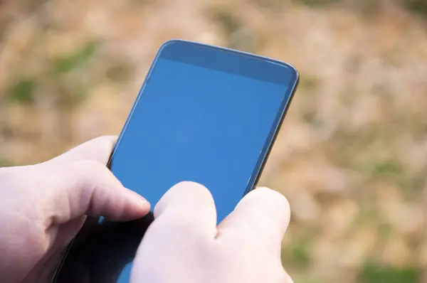 Açık havada metin mesajı yazarak erkek elleri görünümü yakın