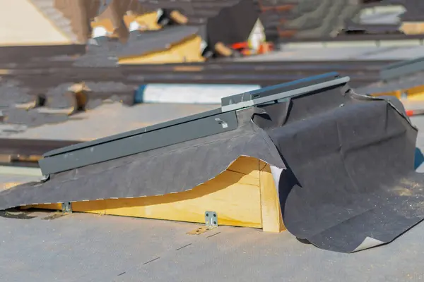 Mansard tavan arası pencereli yeni çatı katı, ya da tavan arası. Roofer bir tavan penceresi kuruyor