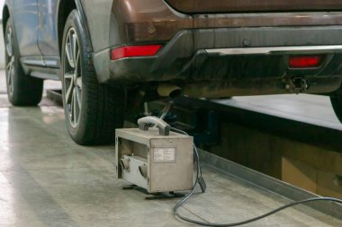 Teknik teftiş istasyonundaki egzoz salınımının ölçümü. Bir arabanın araç emisyon testi kiti. 