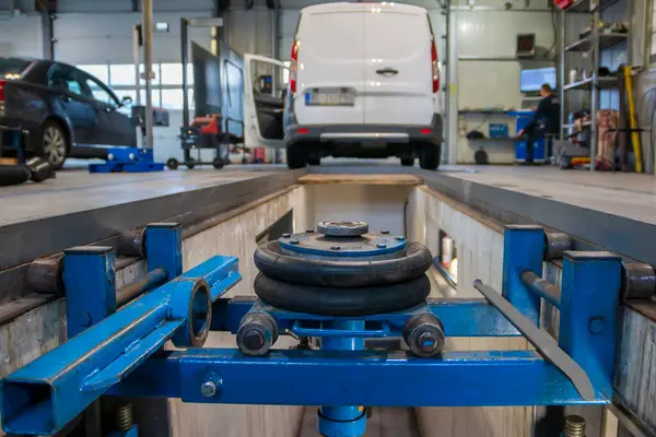 Bir araba teknik teftiş istasyonunda denetim hattından ayrılıyor. Atölyedeki arabanın teknik incelemesi..