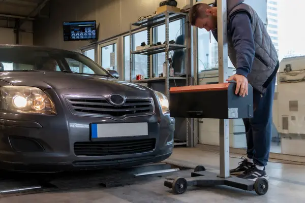 Müfettiş farları kontrol ediyor. Farları kontrol ediyor..