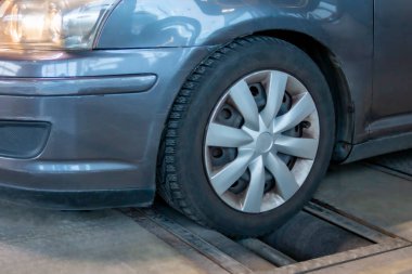 Araba fren makinesinde. Araba ruhsatından önce yıllık araç denetimi. Otomotiv güvenliği kavramı.