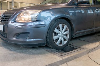 Araba fren makinesinde. Araba ruhsatından önce yıllık araç denetimi. Otomotiv güvenliği kavramı.