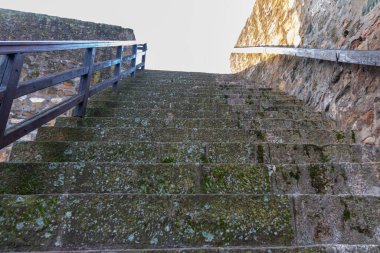 Gökyüzüne çıkan taş merdivenler beyaz bulutlar, sonunda parlayan güneş ışığı, cennete giden bir yol gibi. Zorlukların üstesinden gelmek, hedeflere ulaşmak.