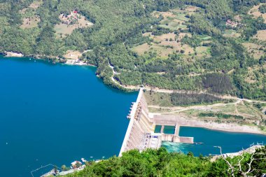 Perucac Gölü ve Drina Nehri üzerindeki Bajina Basta hidroelektrik barajının havadan görünüşü