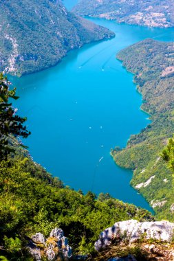 Drina Nehri Kanyonu 'nun güzel manzarası ve yeşil uçurumları ve mavi Perucac Gölü.