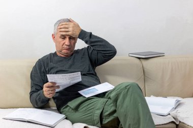 Elinde mektup tutan orta yaşlı bir adam kağıt dökümanında beklenmedik haberler okuyor. Mektupta yüksek fatura faturası, borç bildirimi, kötü mali rapor ve para sorunu hakkındaki inanılmaz haberler kafasını karıştırdı ve hayrete düşürdü.