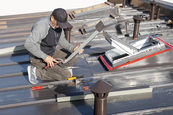 Mansard tavan arası pencereli yeni çatı katı, ya da tavan arası. Roofer tavan penceresi kuruyor. Çatı ustası ve pencere ustası işi. Çatı havalandırma boru sistemi. İnşaat konsepti altında ev geliştirme