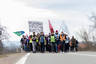 umi, Sırbistan 14 Şubat 2025 - Bayraklar ve bayraklar taşıyan barışçıl bir öğrenci yürüyüşü. Gençler protesto ediyor ve hükümetin yolsuzluklarına dikkat çekiyor, adalet istiyorlar. 