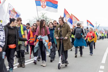 umi, Sırbistan 14 Şubat 2025 - Bayraklar ve bayraklar taşıyan barışçıl bir öğrenci yürüyüşü. Gençler protesto ediyor ve hükümetin yolsuzluklarına dikkat çekiyor, adalet istiyorlar. 