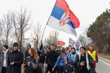 umi, Sırbistan 14 Şubat 2025 - Bayraklar ve bayraklar taşıyan barışçıl bir öğrenci yürüyüşü. Gençler protesto ediyor ve hükümetin yolsuzluklarına dikkat çekiyor, adalet istiyorlar. 