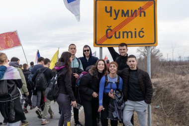 umi, Sırbistan 14 Şubat 2025 - Bayraklar ve bayraklar taşıyan barışçıl bir öğrenci yürüyüşü. Gençler protesto ediyor ve hükümetin yolsuzluklarına dikkat çekiyor, adalet istiyorlar. 