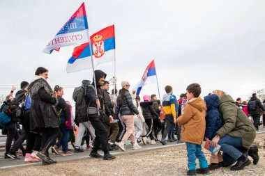 umi, Sırbistan 14 Şubat 2025 - Bayraklar ve bayraklar taşıyan barışçıl bir öğrenci yürüyüşü. Gençler protesto ediyor ve hükümetin yolsuzluklarına dikkat çekiyor, adalet istiyorlar. 