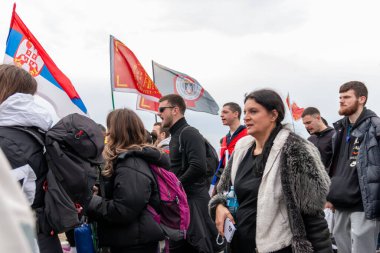 umi, Sırbistan 14 Şubat 2025 - Bayraklar ve bayraklar taşıyan barışçıl bir öğrenci yürüyüşü. Gençler protesto ediyor ve hükümetin yolsuzluklarına dikkat çekiyor, adalet istiyorlar. 