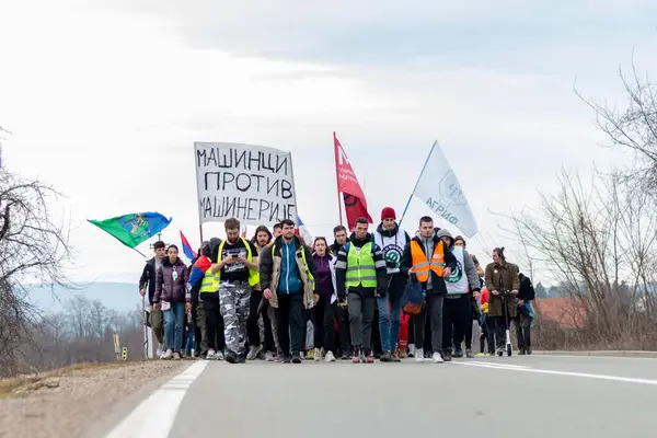 umi, Sırbistan 14 Şubat 2025 - Bayraklar ve bayraklar taşıyan barışçıl bir öğrenci yürüyüşü. Gençler protesto ediyor ve hükümetin yolsuzluklarına dikkat çekiyor, adalet istiyorlar. 